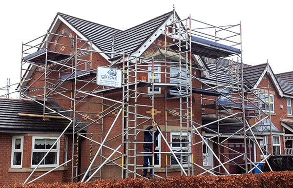 Scaffolding system around a house Scaffolding system around a house