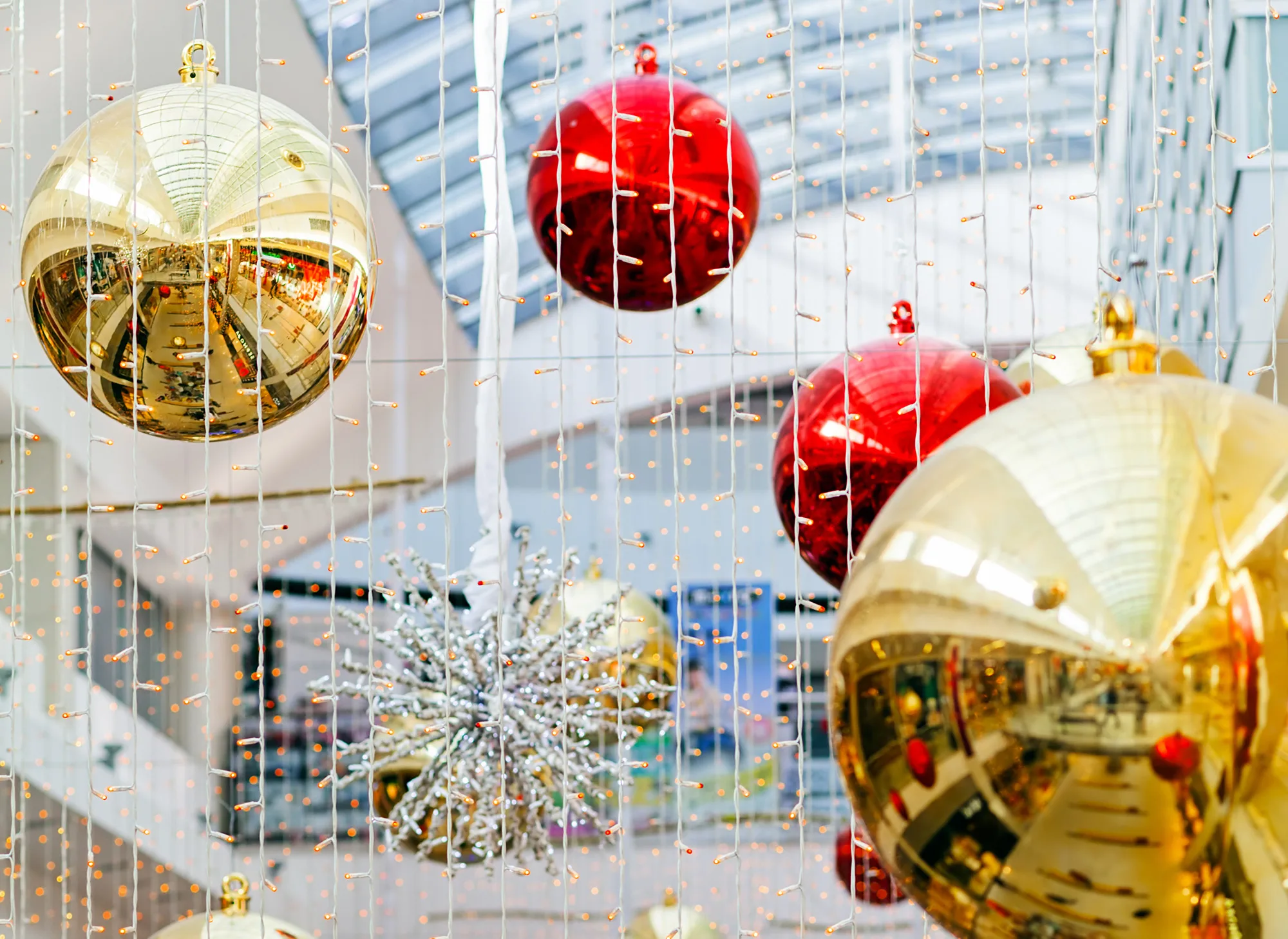 Deck the Heights: Why Spider Lifts Are the Ultimate Access Solution for Festive DecorLift hire for Christmas decorations